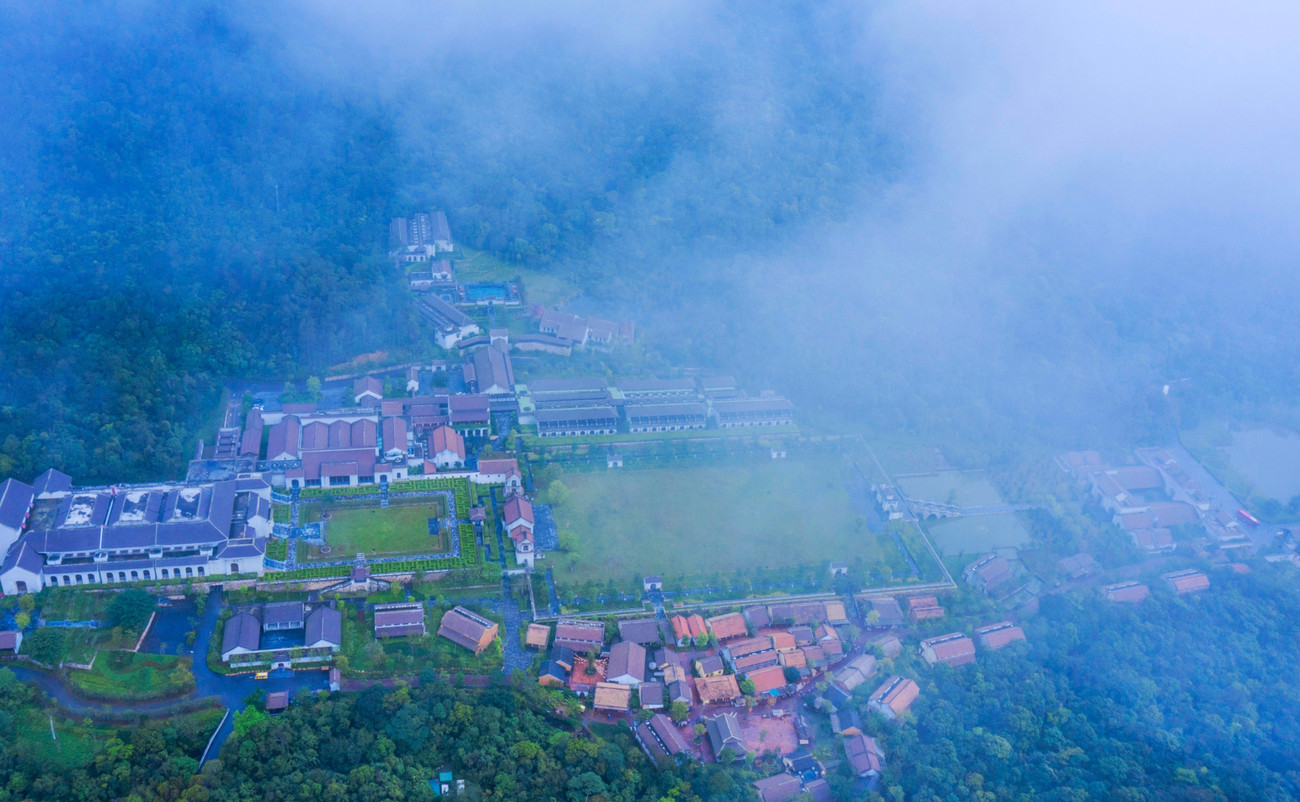 Trước khi chính thức trở thành Di sản thế giới được UNESCO công nhận, Yên Tử vẫn mang trong mình vẻ đẹp vẹn nguyên, hoang sơ và giàu trầm tích văn hóa Phật giáo. Đó là lời mời gọi những bước chân yêu khám phá và chiêm nghiệm : Hãy đến và ngắm Yên Tử, để hiểu, để thương, và để gìn giữ giá trị ấy cho muôn đời sau. 1000022257.jpg