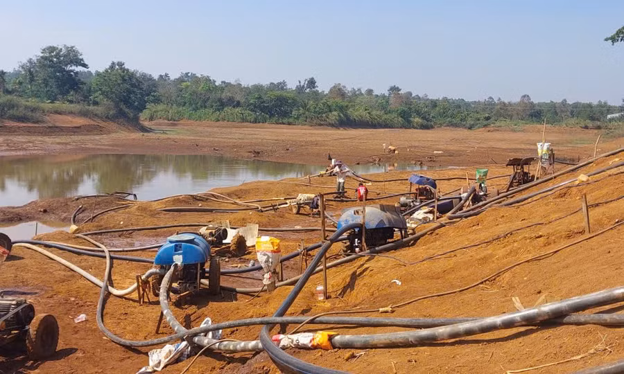 Hồ B40 cạn trơ đáy, khiến hàng trăm héc-ta cây trồng có nguy cơ mất trắng.