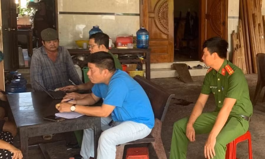 Người vợ bàng hoàng khi phát hiện chồng tử vong với con dao cắm trên ngực 