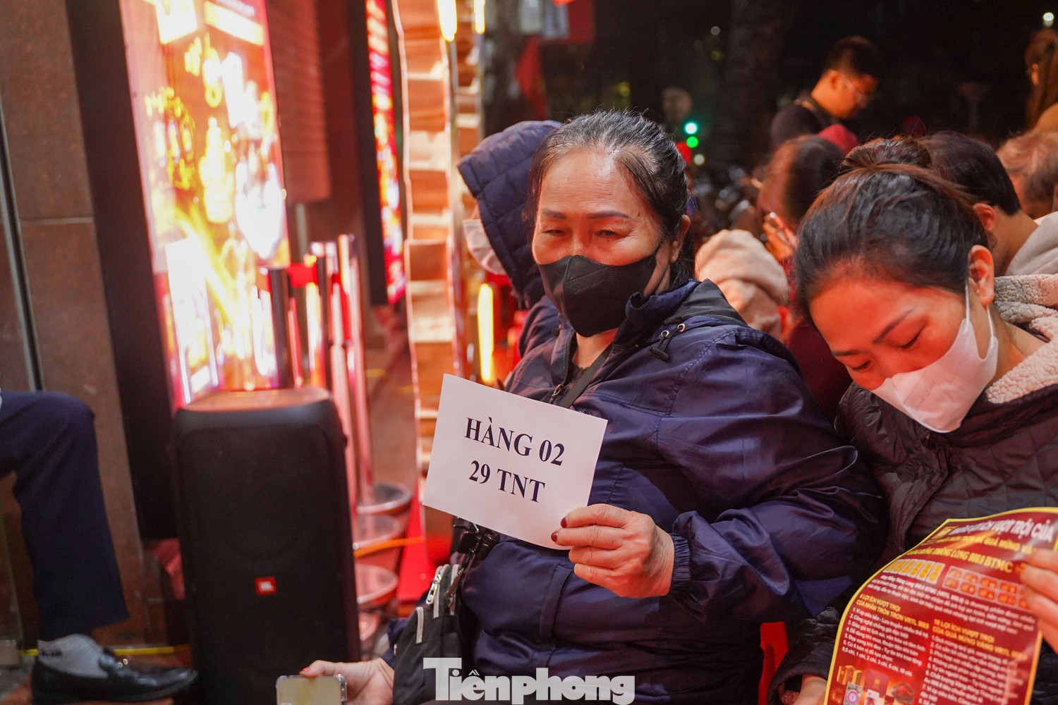 Xếp hàng từ tối hôm trước, xuyên đêm chờ lấy số mua vàng Vía Thần tài