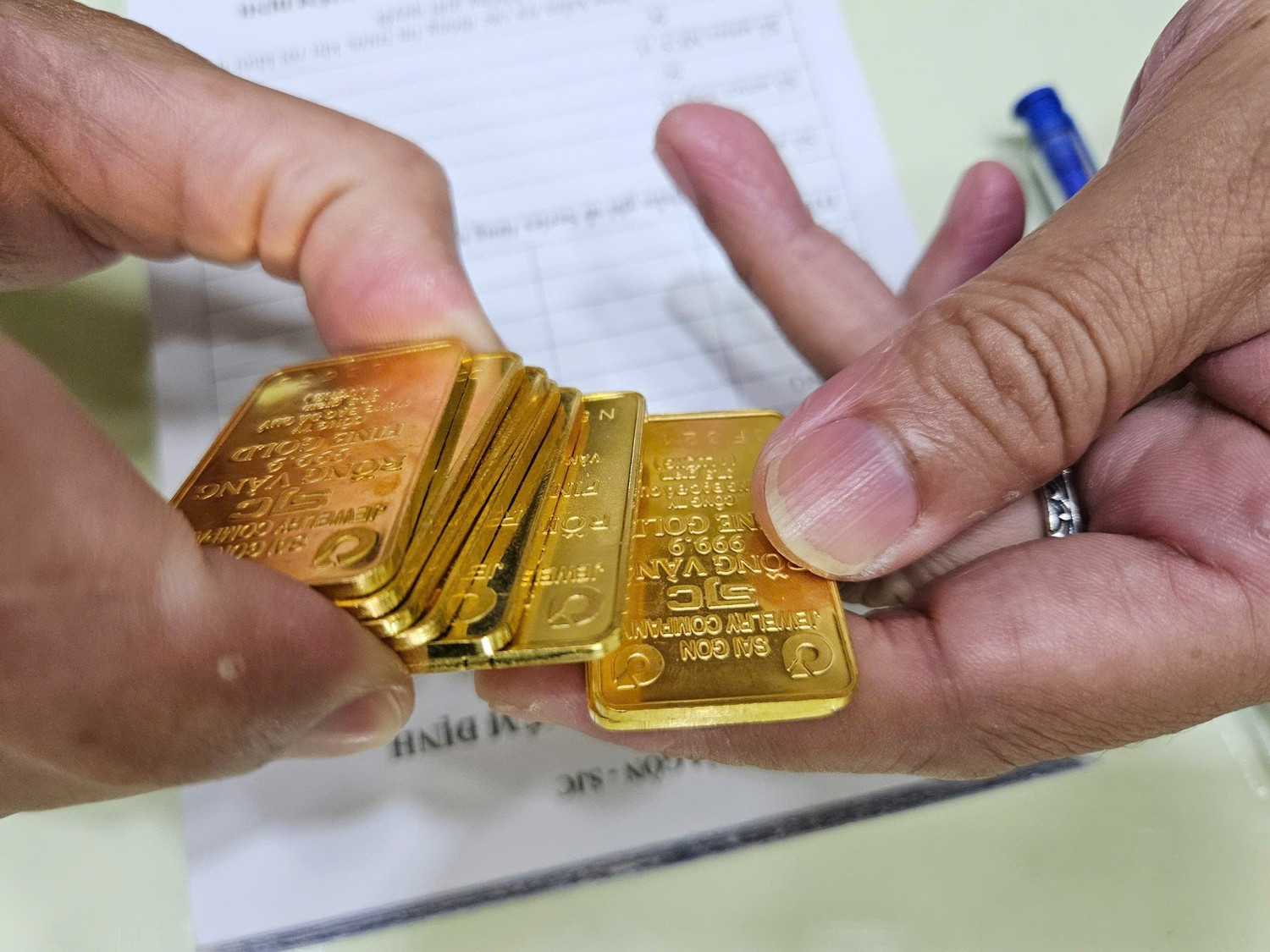 Giá vàng bật tăng mạnh