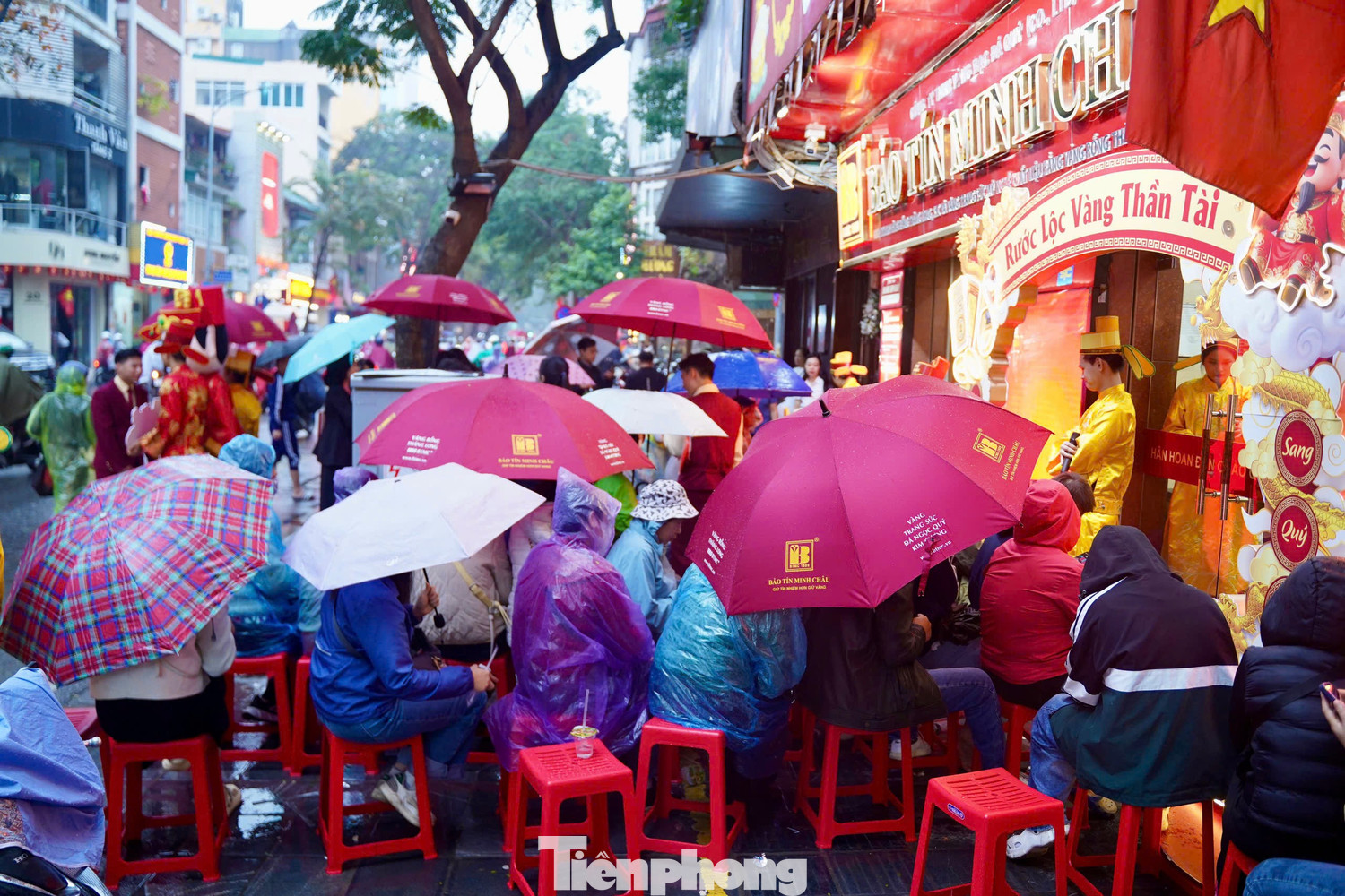 Hà Nội mưa tầm tã cũng không ngăn nổi dòng người đi mua vàng Vía Thần tài