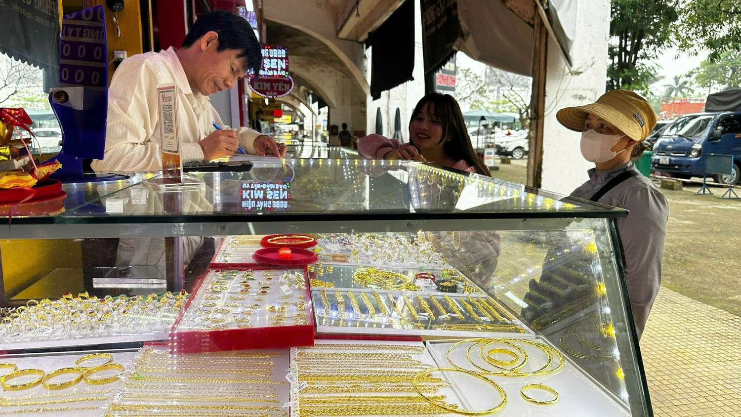 Giá vàng tăng cao, vì sao chưa vội nhập khẩu?