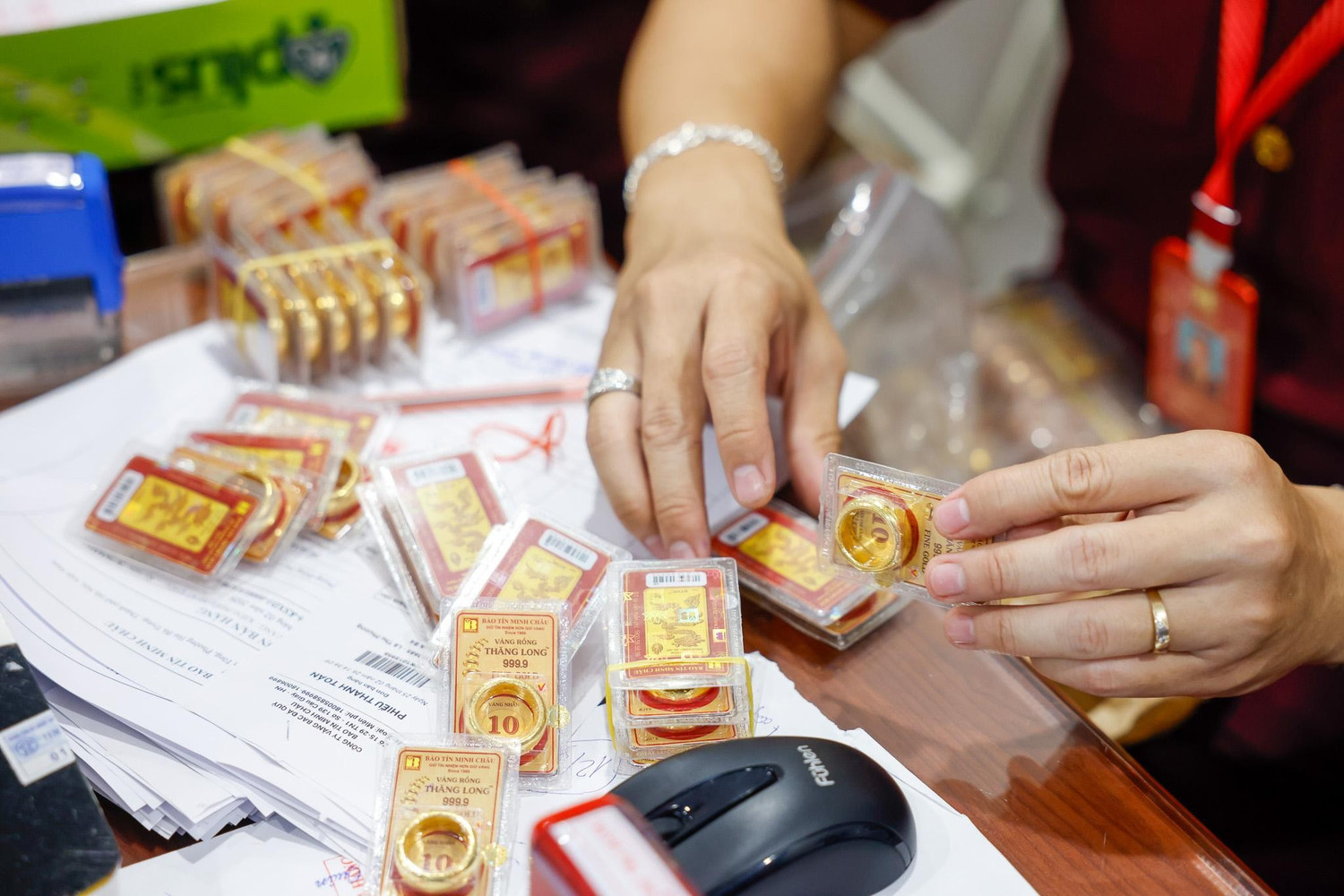 Giá vàng đột ngột giảm mạnh, điều gì đang xảy ra?