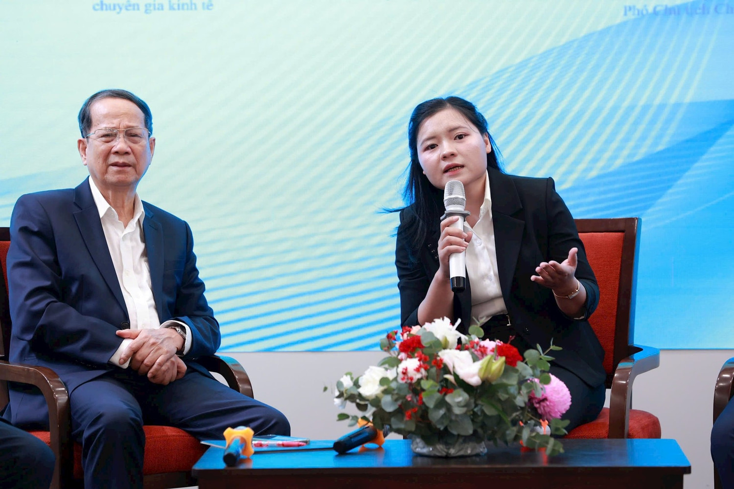 Giá vàng 'đánh võng' mạnh, việc nhà đầu tư nên làm ngay lúc này