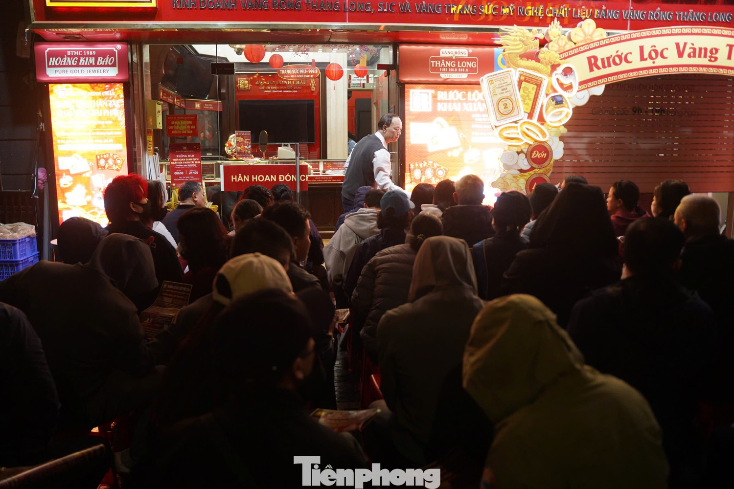 Xếp hàng từ tối hôm trước, xuyên đêm chờ lấy số mua vàng Vía Thần tài