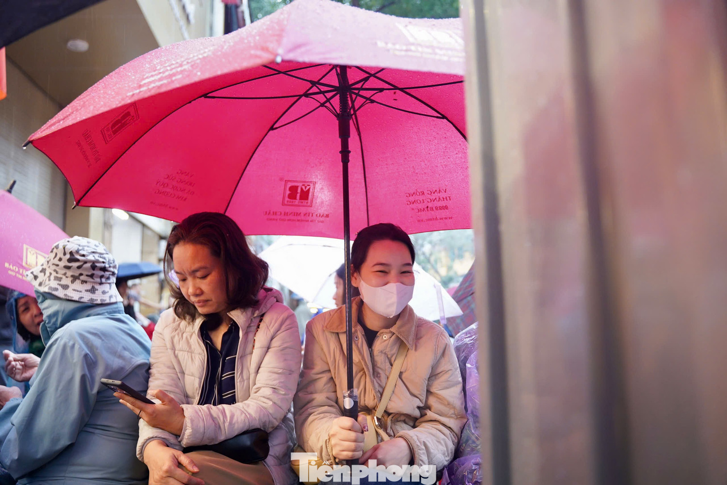 Hà Nội mưa tầm tã cũng không ngăn nổi dòng người đi mua vàng Vía Thần tài