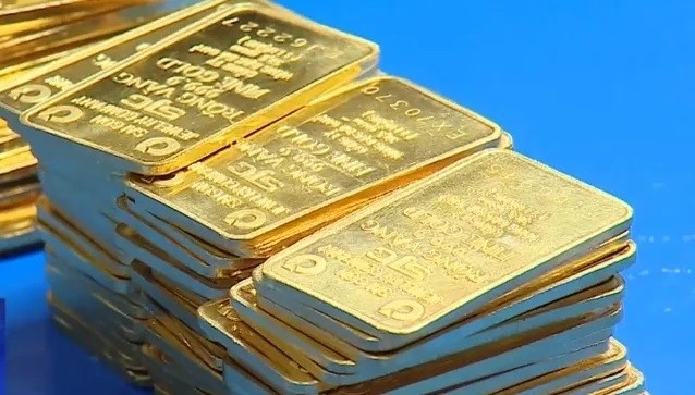 Giá vàng trong nước ngược chiều thế giới