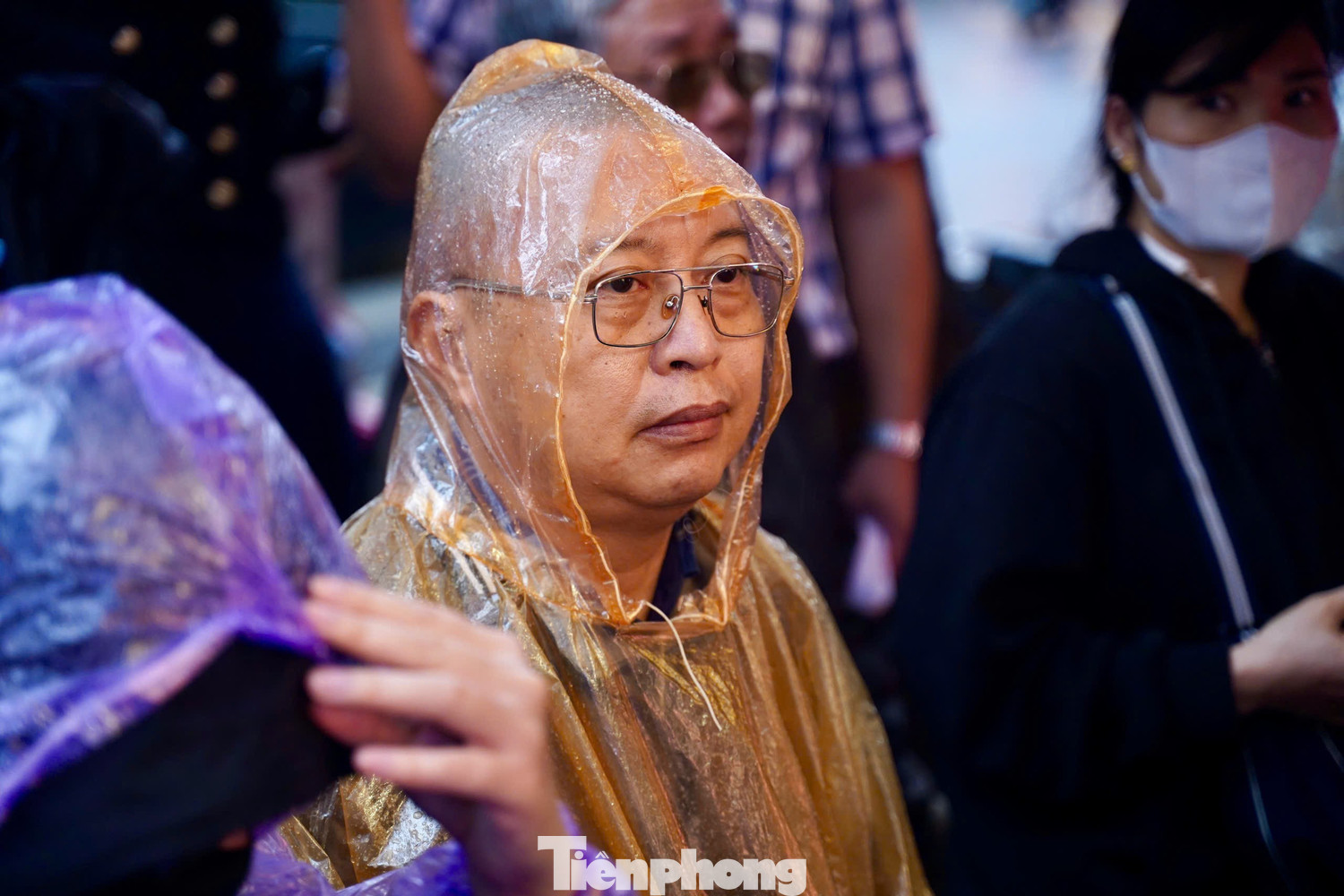 Hà Nội mưa tầm tã cũng không ngăn nổi dòng người đi mua vàng Vía Thần tài