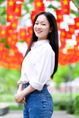 Nữ sinh Bùi Hạnh Nhung là thủ khoa đầu ra ngành Công nghệ vật liệu của Trường Kỹ thuật Phenikaa với tấm bằng tốt nghiệp loại Xuất sắc. Ảnh: NVCC