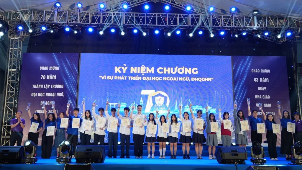 70 học sinh sinh viên nhận Kỷ niệm chương “Vì sự phát triển Trường Đại học Ngoại ngữ, ĐHQGHN”