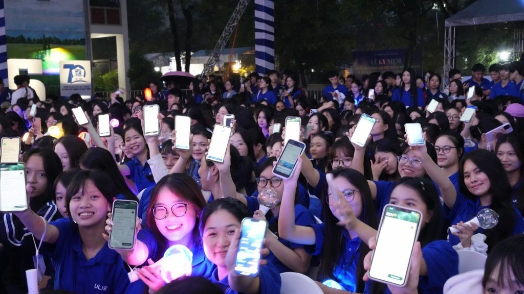 Các học sinh, sinh viên ULIS tham gia ủng hộ đồng bào miền Trung