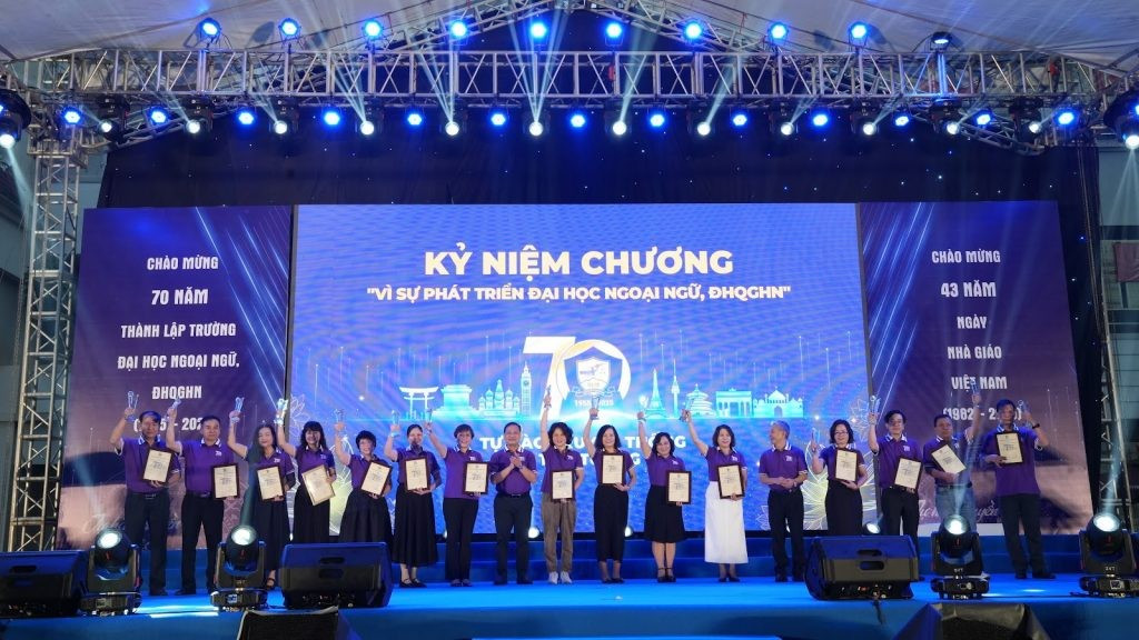 70 cán bộ nhận Kỷ niệm chương “Vì sự phát triển Trường Đại học Ngoại ngữ, ĐHQGHN”