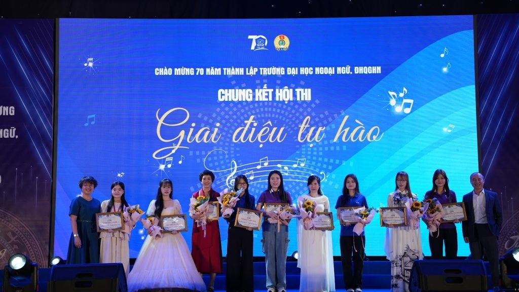 Trao giải cho các đội thi tham gia Hội thi “Giai điệu tự hào”