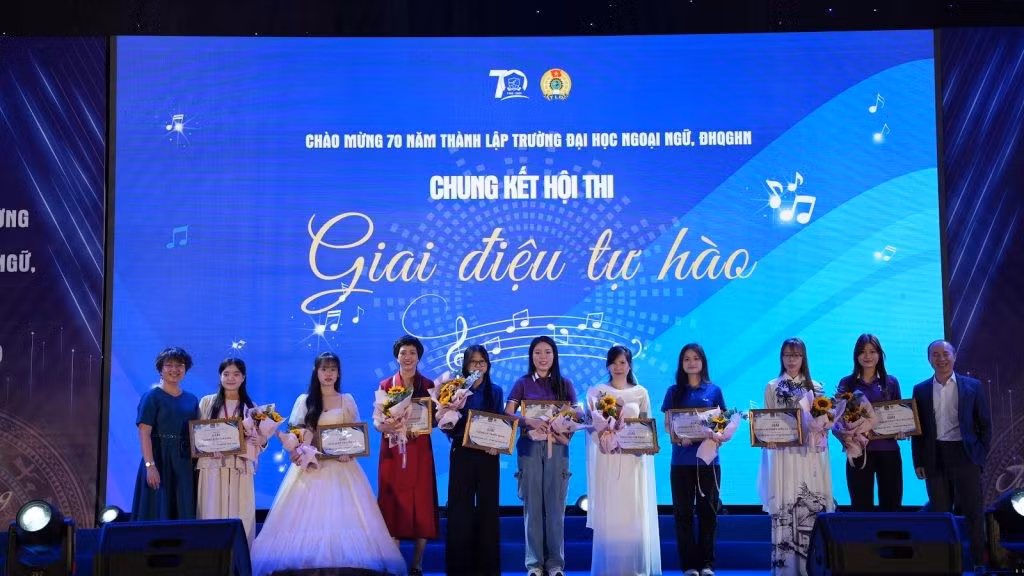 Trao giải cho các đội thi tham gia Hội thi “Giai điệu tự hào”