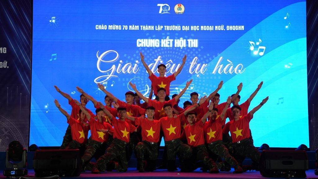 Đại diện 70 học sinh sinh viên lên nhận học bổng ULIS 70 năm Chắp cánh ước mơ xanh