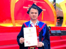 Bá Tráng được UBND TP Hà Nội vinh danh là thủ khoa tốt nghiệp xuất sắc năm nay. Ảnh: NVCC