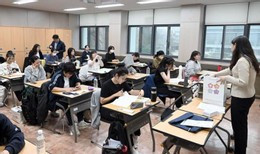 Các thí sinh trong phòng thi. Ảnh: Joint Press Corps