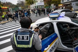 Xe cảnh sát đưa thí sinh tới điểm thi. Ảnh: Korea Times