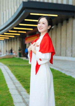 Hạnh Nhung bất ngờ khi vượt các bạn nam, trở thành thủ khoa một ngành kỹ thuật. Ảnh: NVCC