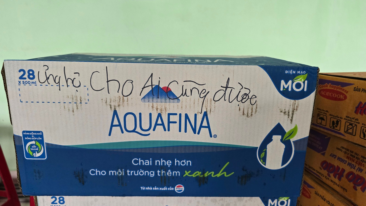 Những thùng mì, két nước ghi vội dòng chữ ‘Ủng hộ cho ai cũng được’ gửi gắm tấm lòng sẻ chia trong hoạn nạn