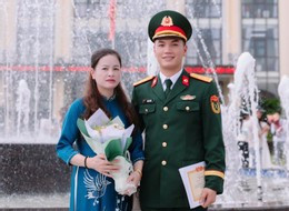 Xuân Cường và mẹ. Ảnh: NVCC