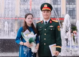Xuân Cường và mẹ. Ảnh: NVCC