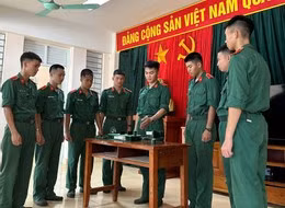 Cường đang giới thiệu sáng kiến cải tiến cho các học viên. Ảnh: NVCC