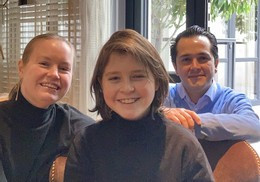 Thần đồng Laurent Simons và cha mẹ mình. Ảnh: The Brussels Times