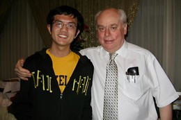 Fang Lei chụp ảnh cùng giáo sư hướng dẫn Fraser Stoddart, người đoạt giải Nobel Hóa học năm 2016. Ảnh: SCMP