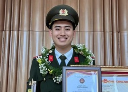 Công đã nhận hơn 50 bằng khen của các Bộ, ban ngành, học viện. Ảnh: NVCC