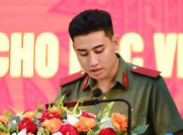 Công được giữ lại làm giảng viên Học viện An ninh nhân dân. Ảnh: NVCC