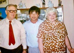 PGS Đỗ Văn Dũng chụp ảnh cùng vợ chồng thầy Michail Nikonorovich Fesenko hơn 40 năm trước. Ảnh: NVCC