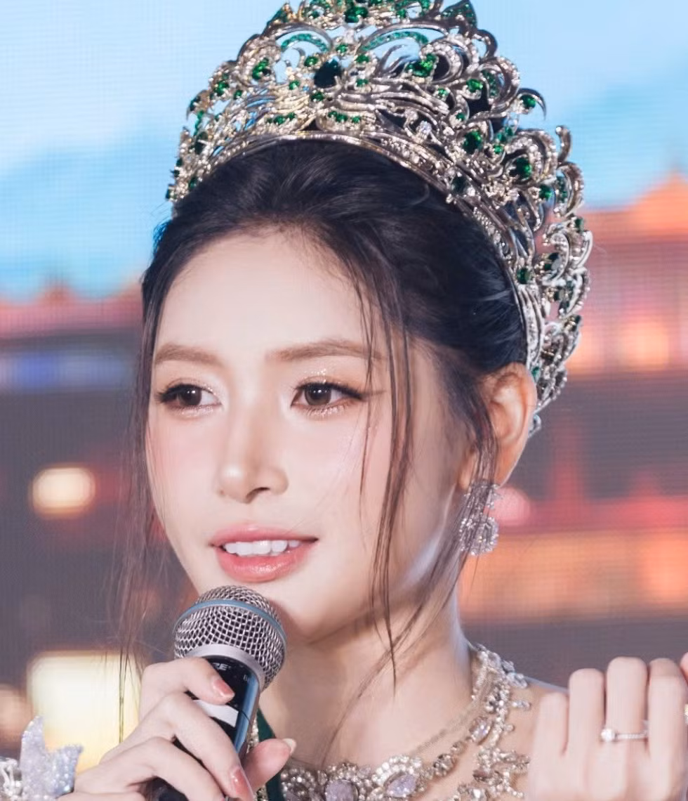 Hoa hậu Trái Đất đến Việt Nam, trao vương miện cho người đẹp Thu Uyên