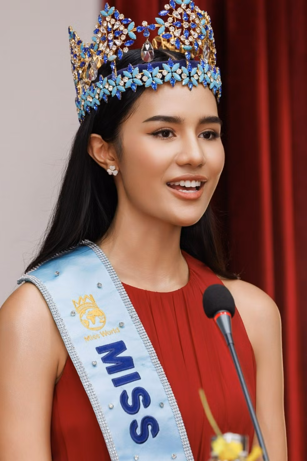 Đương kim Hoa hậu Thế giới trao quà cho trẻ em ở Quảng Ninh