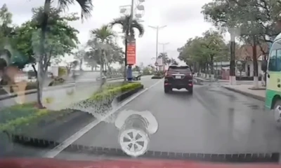 Xác minh ô tô bật đèn cảnh báo nhưng nhiều lần ‘khóa lối’ xe phía sau 