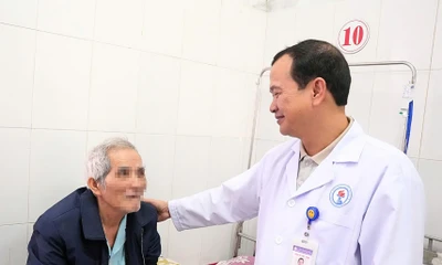 Cụ ông ở Quảng Trị gặp chứng ăn mòn xương mặt 