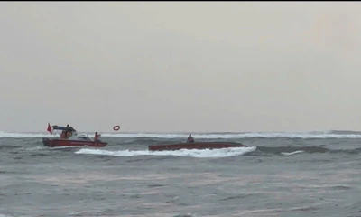 Tàu cá chìm khi vào cửa Nhật Lệ, luồng cạn đe dọa sinh kế ngư dân 