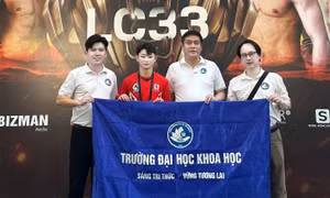 Thầy Hiệu trưởng trực tiếp đến lồng bát giác cổ vũ nữ sinh viên bảo vệ thành công đai vô địch LION Championship