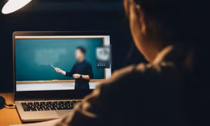 'Bát nháo' việc dạy online thi đại học: mập mờ bằng cấp, dùng AI sai kiến thức