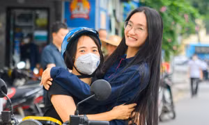 Phụ huynh ôm hôn, cổ vũ thí sinh bước vào ngày thi đầu tiên: 