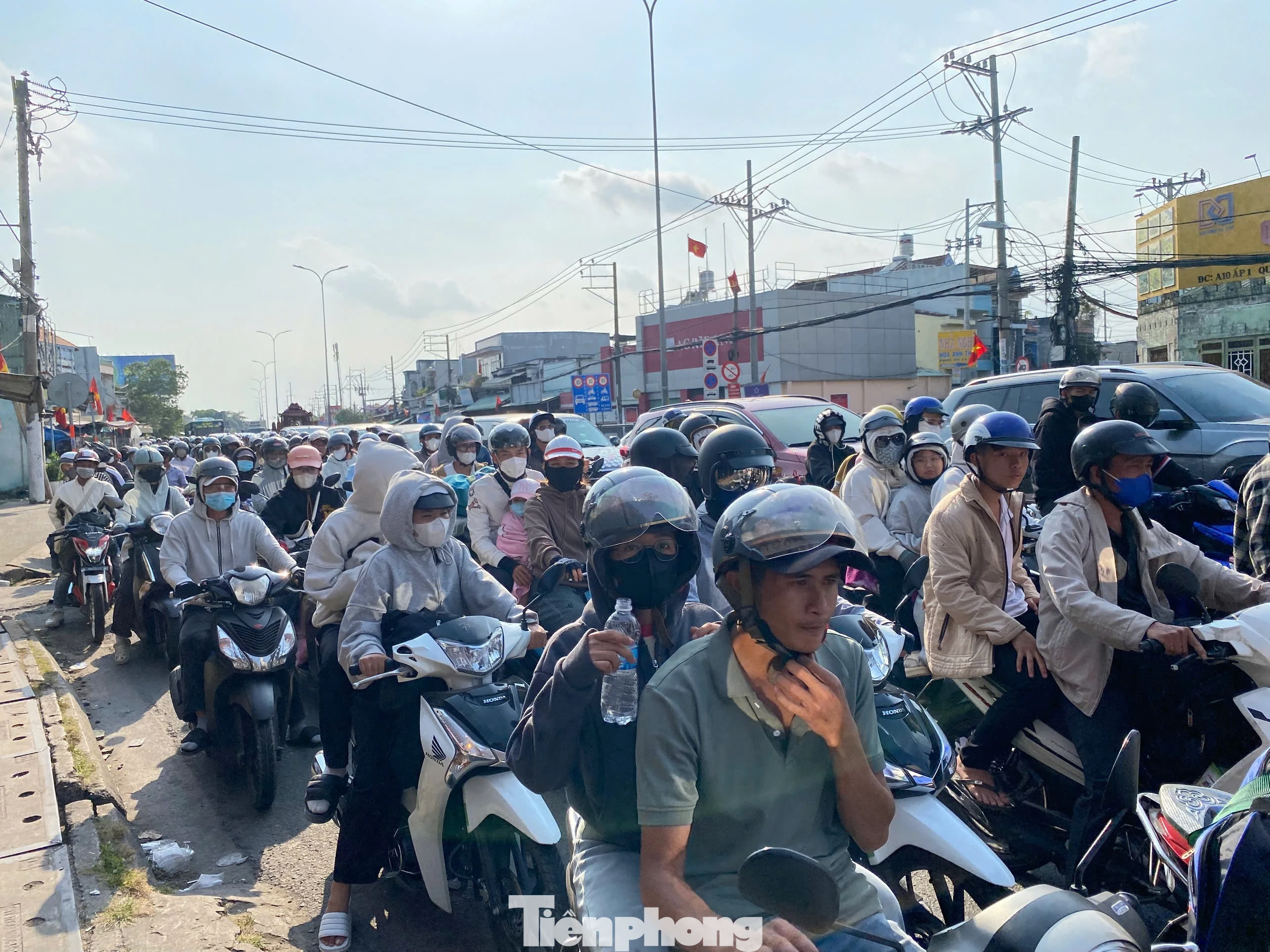 Giao thông ùn tắc nghiêm trọng tại cửa ngõ phía Tây TP.HCM sau kỳ nghỉ Tết