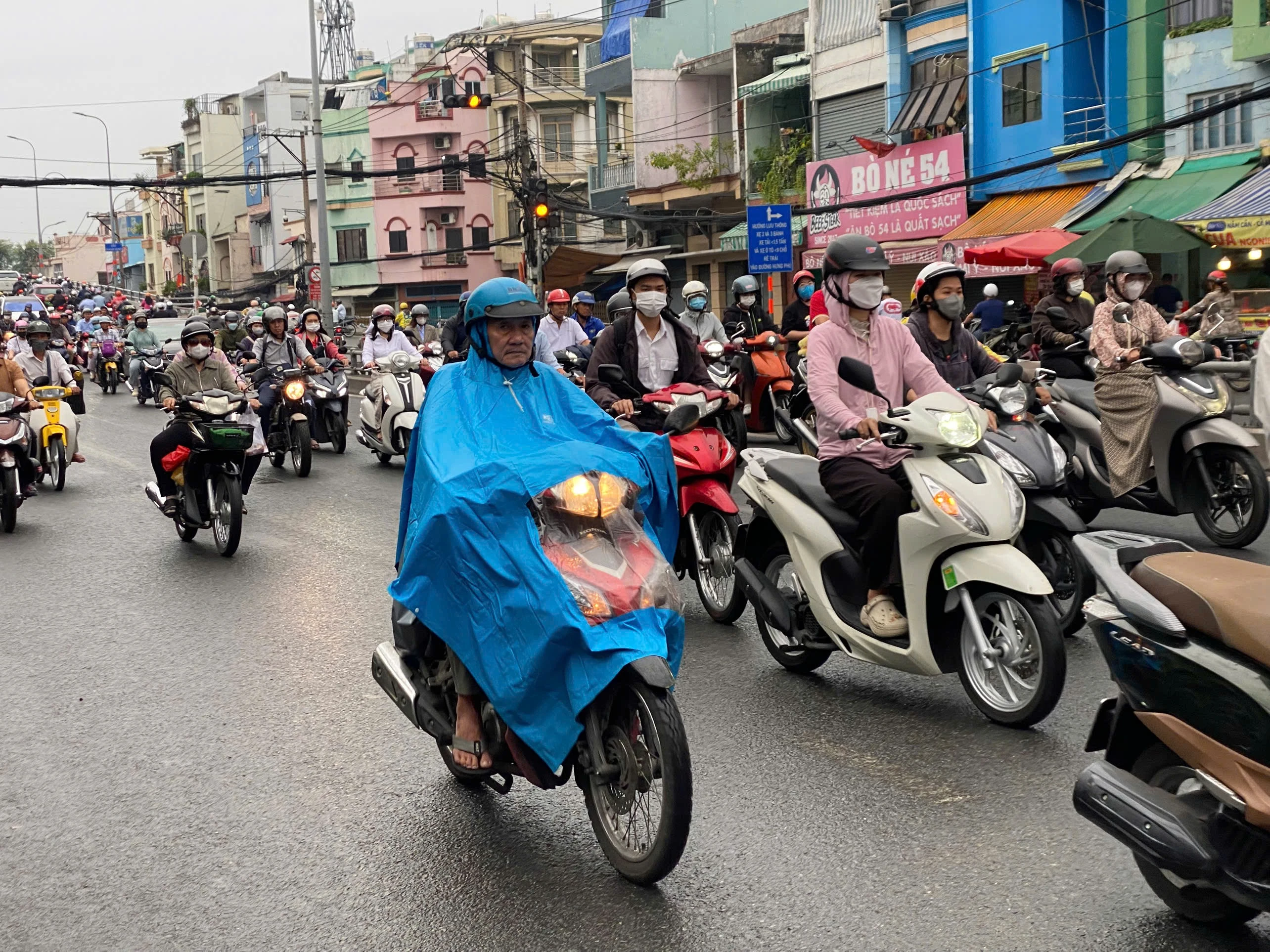 TPHCM bất ngờ đón mưa trái mùa sáng vía Thần Tài, dự báo tiếp tục mưa dông