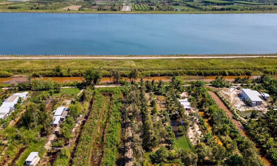 Dân 'khát' dù sống cạnh hồ nước ngọt lớn nhất miền Tây 