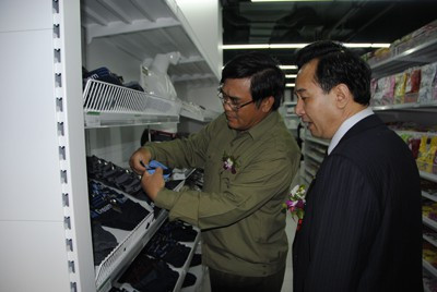 Ông Nguyễn Hữu Đường (bên trái) giới thiệu hàng Việt tại 505 Minh Khai. Ảnh: Minh Tuấn 