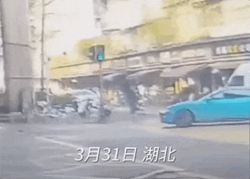 Một chiếc Xiaomi SU7 màu xanh dương Aqua Blue bị mất lái khi nhập làn rồi đâm vào lề đường.