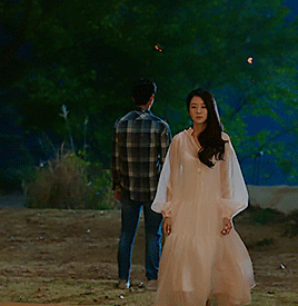 Nữ chính nhẹ nhàng, mở lòng mình hơn khi tìm thấy mái ấm mới. Phục trang của cô lúc này thiên về tông màu sáng, chất liệu rủ, bay bổng.