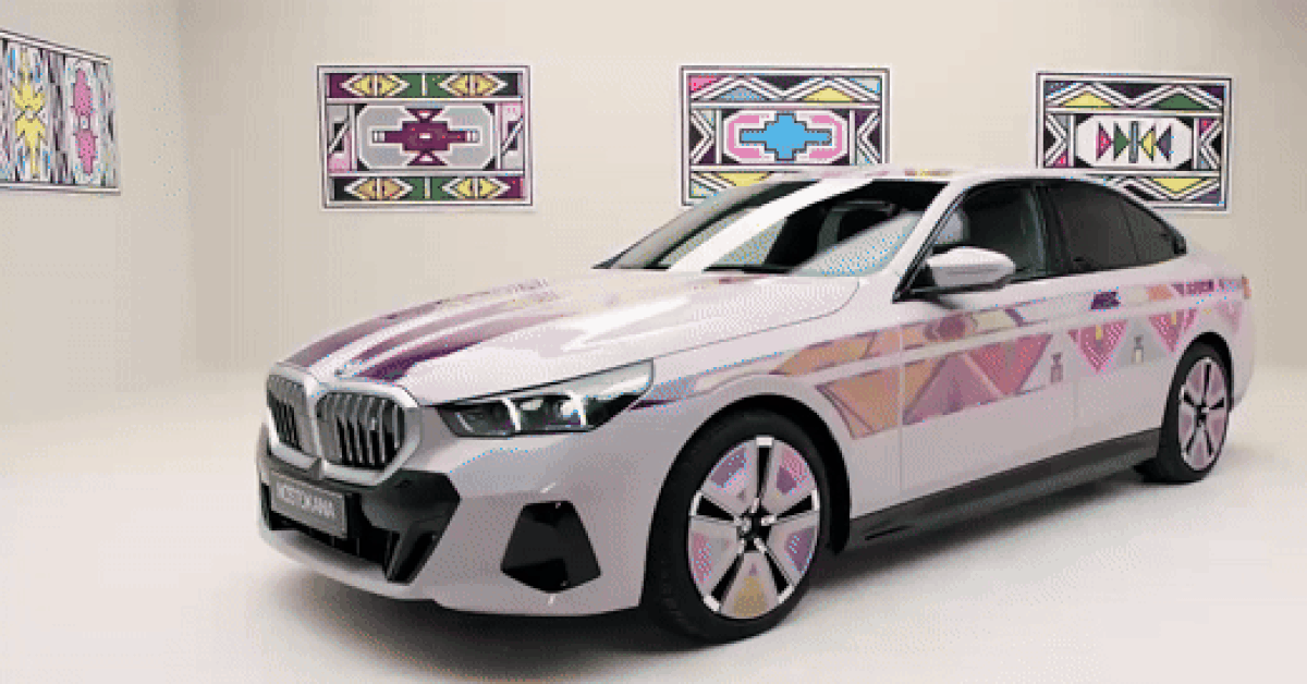 Công nghệ E Ink 2024 cho phép chủ xe BMW chọn màu và họa tiết ngoại thất tùy ý. Công nghệ E Ink 2024 cho phép chủ xe BMW chọn màu và họa tiết ngoại thất tùy ý.