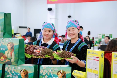 Hai chị em thoát nghèo từ chiếc điện thoại 900 nghìn đồng