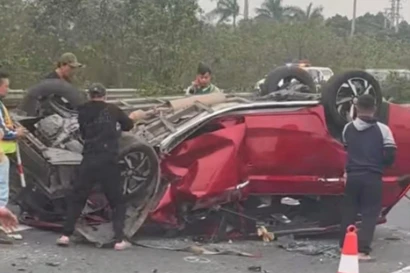 Ô tô con lật úp, biến dạng sau va chạm với xe đầu kéo trên cao tốc